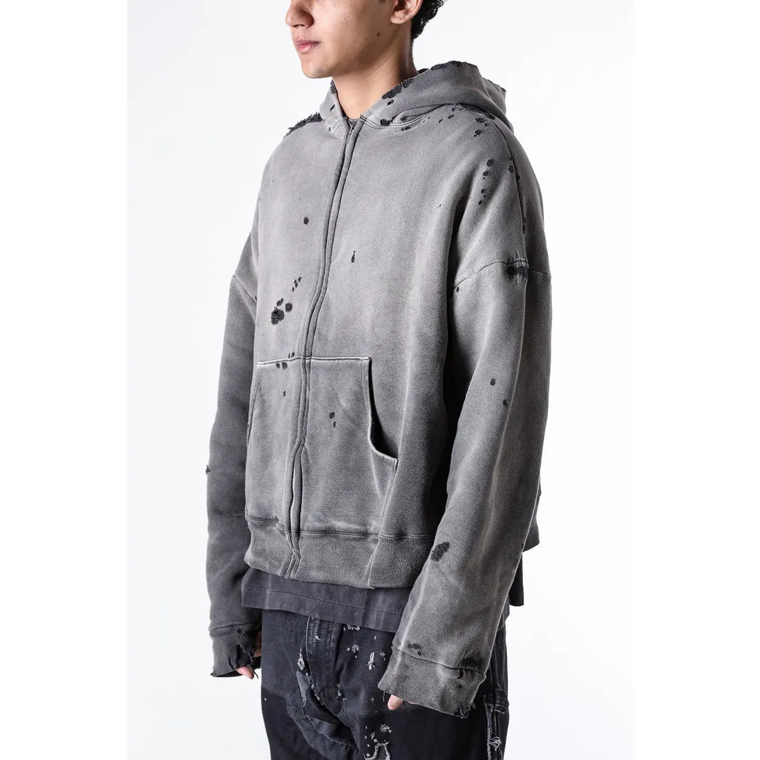 SAINT Mxxxxxx DBL FACE ZIP UP HOODIE/CHARCOAL Double-layer destroyed waffle zipper jacket, washed black S-XL, a style that has been used in the summer. After continuous fine polishing, it has finally been shipped. The finished product is simply a work of art. Super heavy washing to make the weather look old. Multiple water fades. Excessive manual wormhole damage processing. Deconstruction and reorganization embroidery technology. Custom-made zipper with LOGO. The color details of the zipper webbing are also correct. Original grade fruit main label and wash water label. Top purchasing grade. A layer of waffle fabric is added to the inner lining to make the overall texture stronger and increase the comfort and warmth of the wearer.